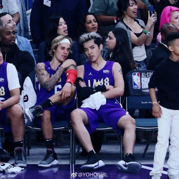 两大偶像!小贾参加nba全明星名人赛 罕见与吴亦凡同坐聊天