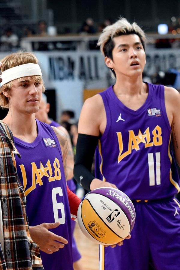 两大偶像!小贾参加nba全明星名人赛 罕见与吴亦凡同坐聊天