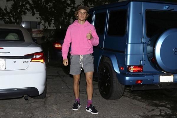 一波接着一波！小贾斯汀录音后突遇车祸，追撞车车头半毁