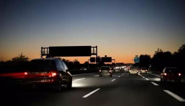 车灯闪一下两下代表不同的意思！别闪错让人误会呀！