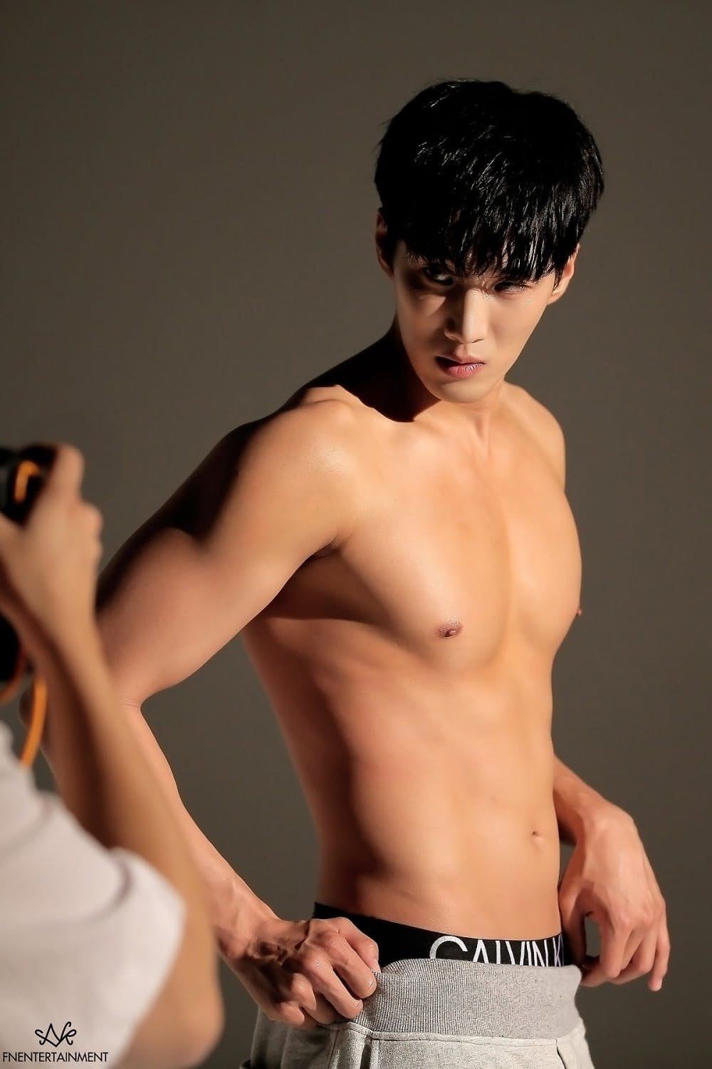 《梨泰院class》安普贤演反派爆红，肌肉照让人看了脸红！