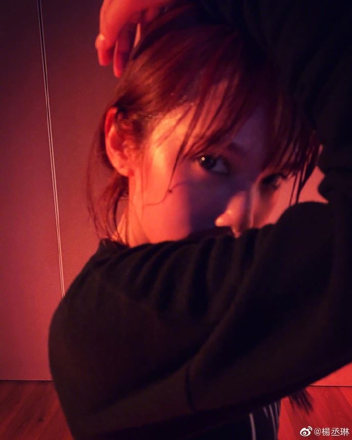 【多图】杨丞琳扎辫子认真做运动， 大晒完美身材！