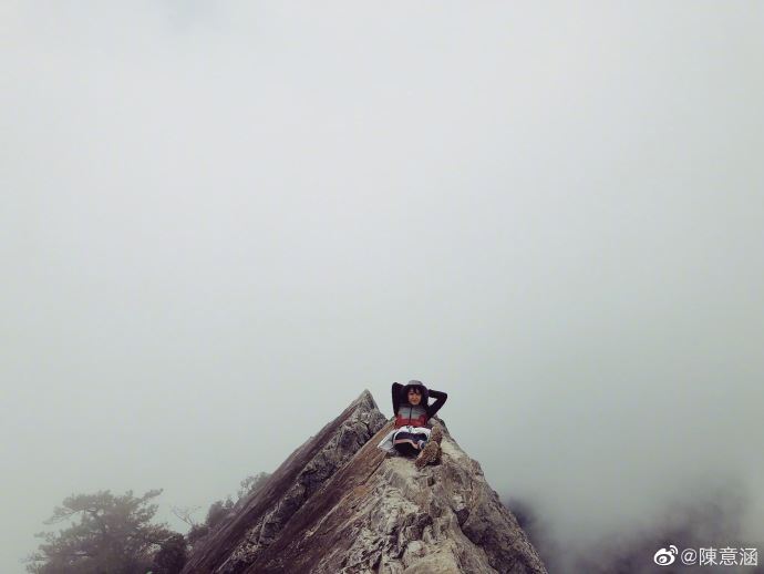 感觉好危险！陈意涵po登山照， 悬崖峭壁攀爬场面超刺激！