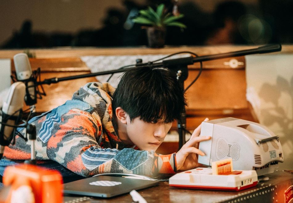 【多图】《朋友请听好》易烊千玺身穿复古背带裤， 文艺感爆棚！