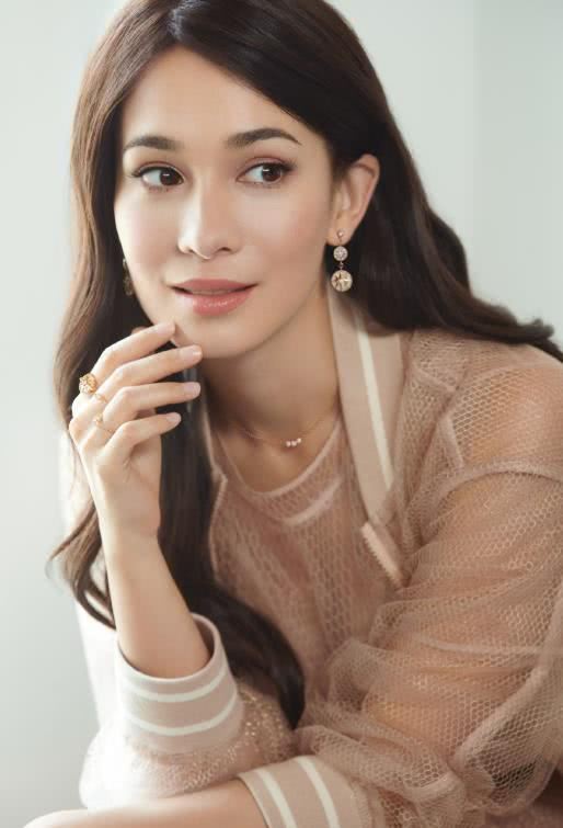 超恩爱！韩庚卢靖姗写真照曝光，深情望向妻子画面超温馨！