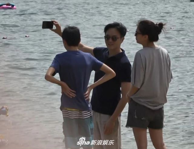 张智霖袁咏仪带儿子出游玩被拍到!儿子眼睛弯弯帅气十足!