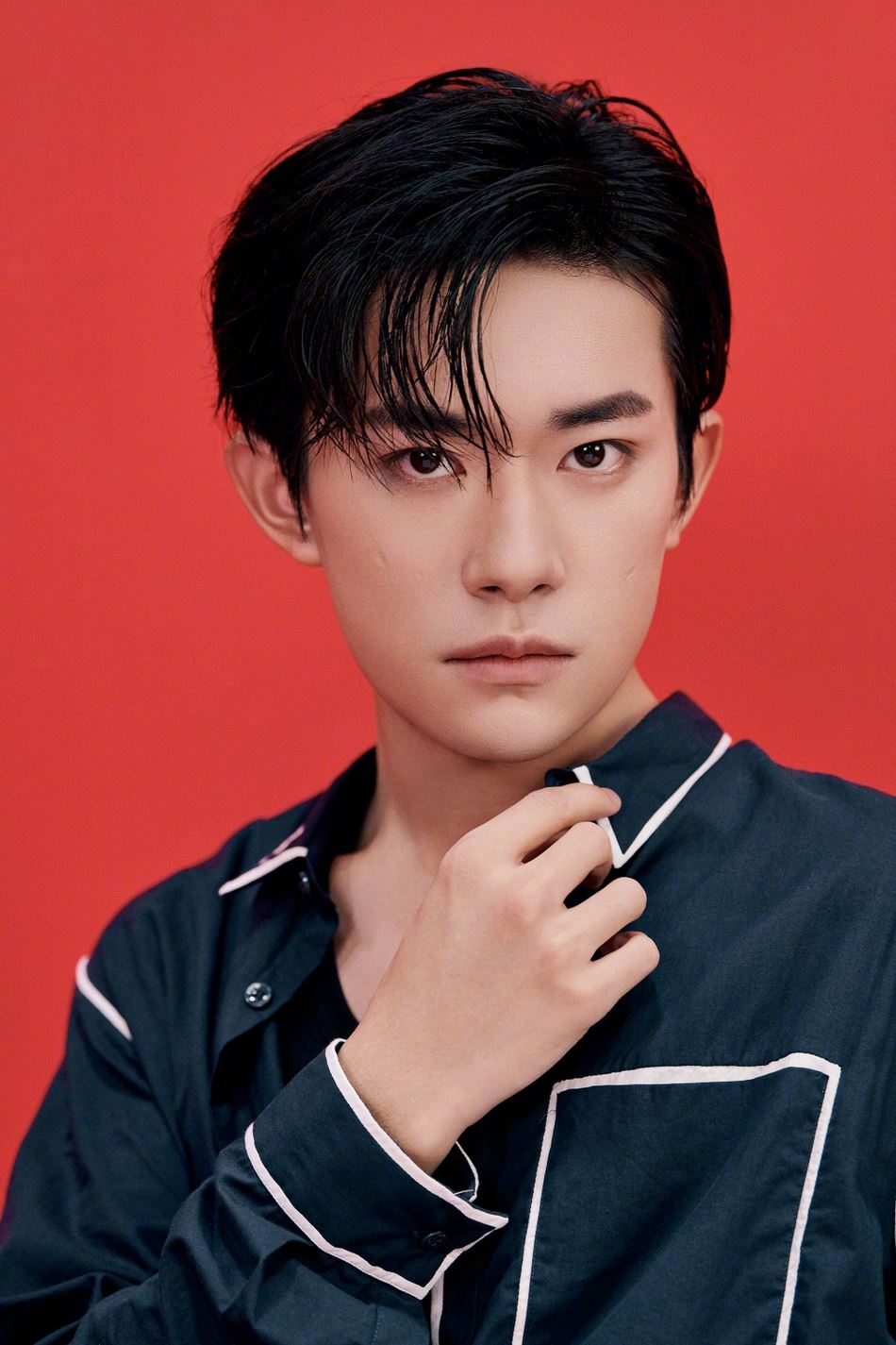 【多图】易烊千玺写真照曝光，大湿发蓝衬衫帅气迷人！