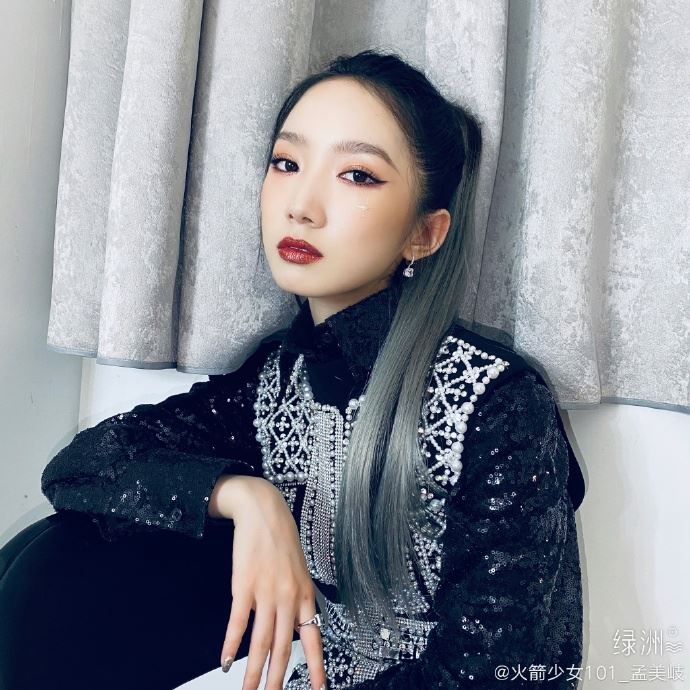 孟美岐全新造型！银发马尾展示眼神杀，霸气十足！