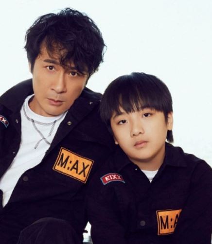 feynman小学毕业啦！拍vlog吴镇宇陪领毕业证！