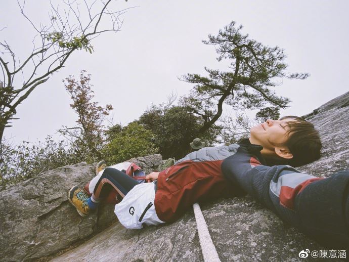 感觉好危险！陈意涵po登山照， 悬崖峭壁攀爬场面超刺激！