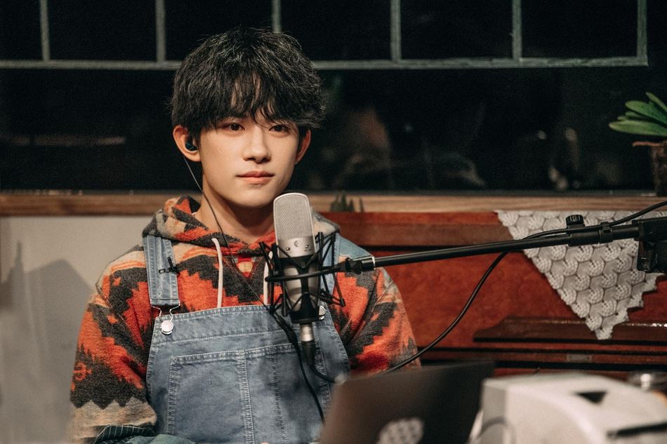 【多图】《朋友请听好》易烊千玺身穿复古背带裤， 文艺感爆棚！