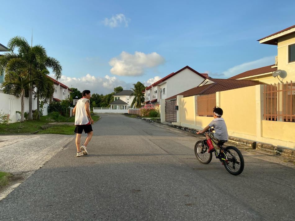 吴尊晒一家人日常，neinei遛狗max骑脚踏车，画面超温馨！