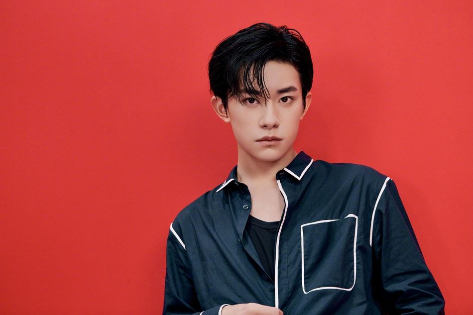 【多图】易烊千玺写真照曝光，大湿发蓝衬衫帅气迷人！