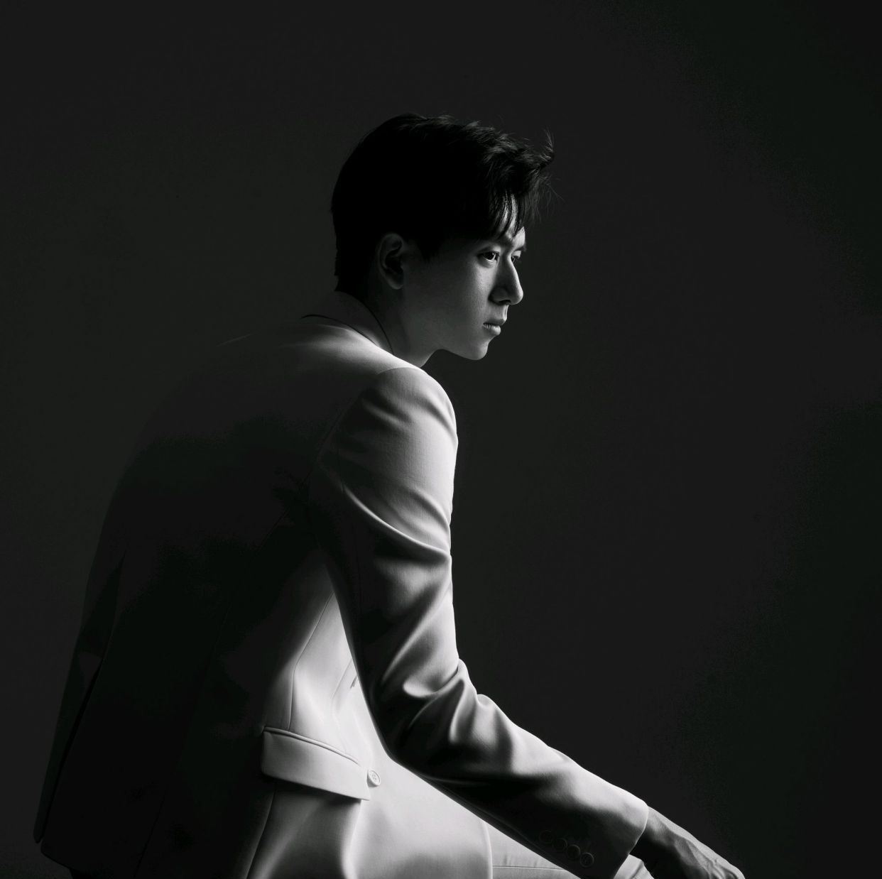 太帅了！李现拍摄黑白质感大片，展现宽厚肩膀精致背影杀！