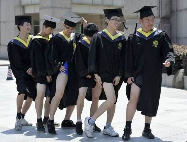 毕业照还在死板板的站在哪里？这样拍才cool啦！