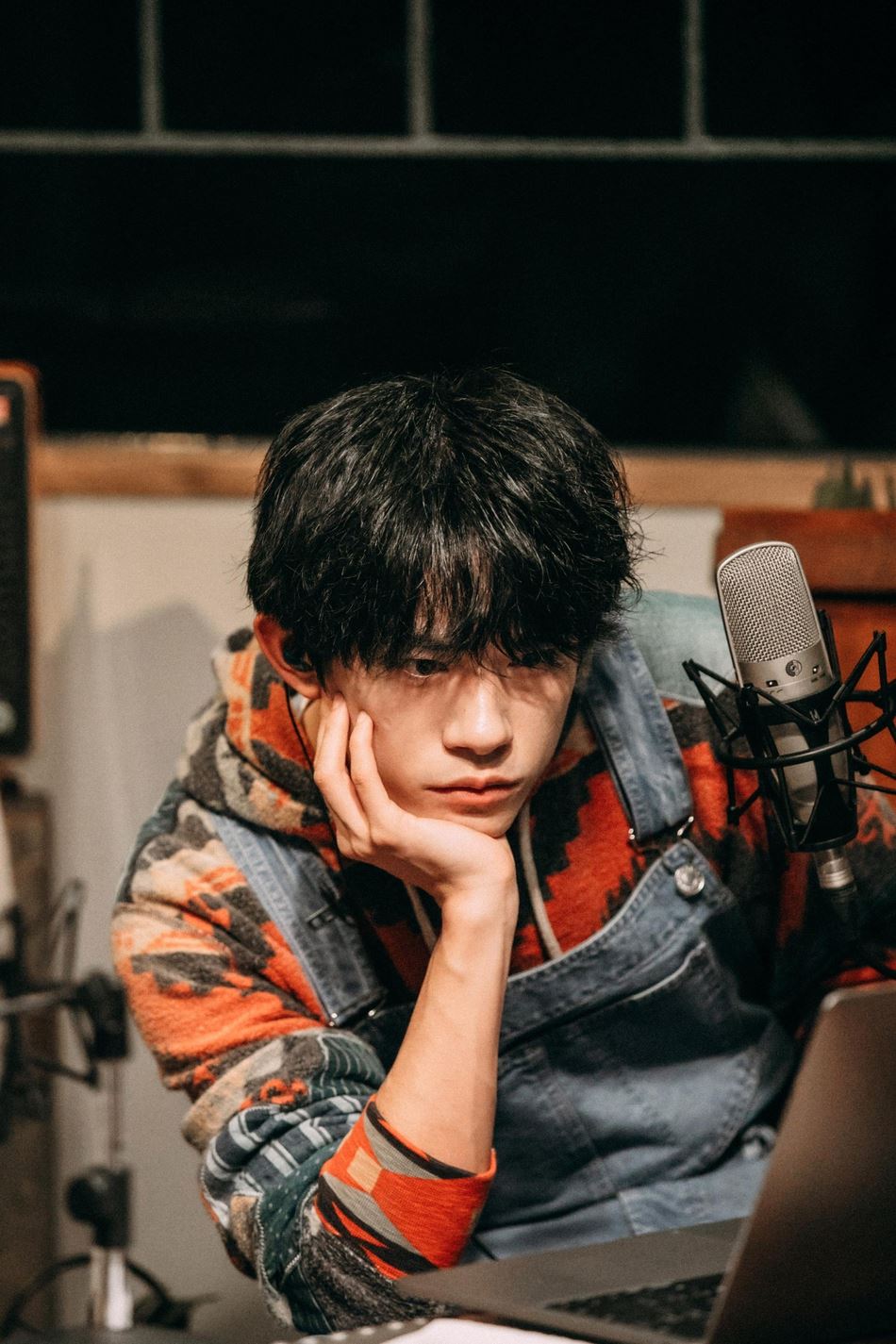 【多图】《朋友请听好》易烊千玺身穿复古背带裤， 文艺感爆棚！