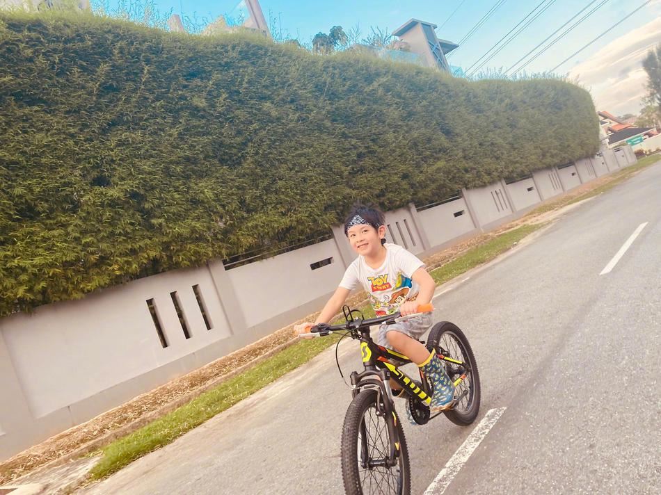 吴尊晒一家人日常，neinei遛狗max骑脚踏车，画面超温馨！