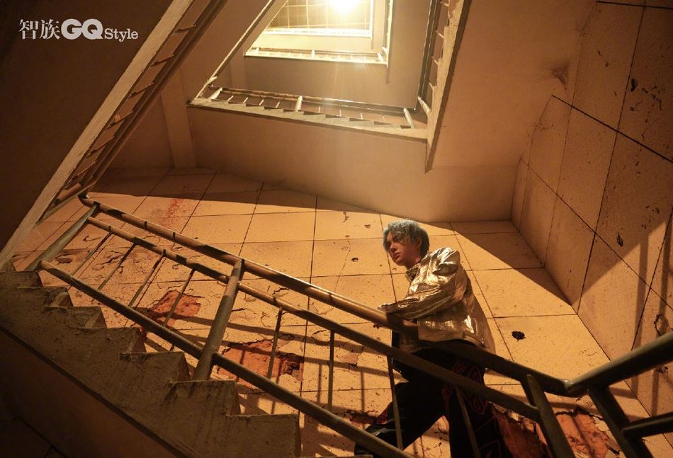 超帅的！王一博最新封面大片曝光，变身仿生人酷炫十足！