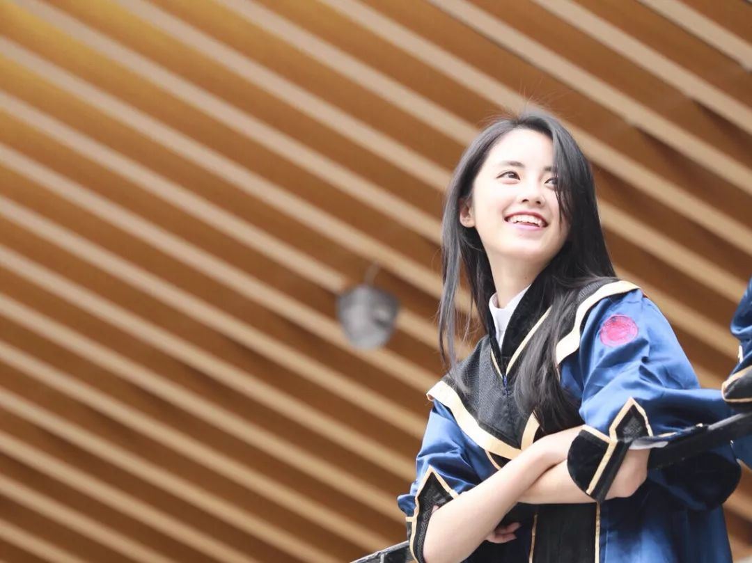 毕业照还在死板板的站在哪里？这样拍才cool啦！