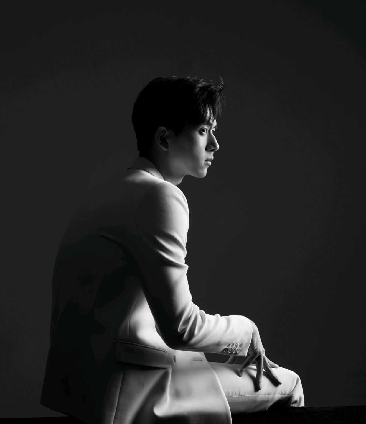 太帅了！李现拍摄黑白质感大片，展现宽厚肩膀精致背影杀！