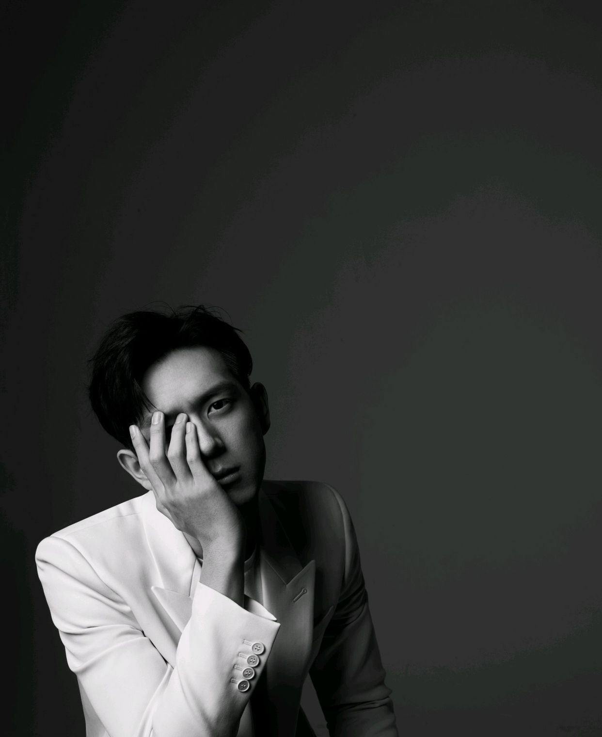 太帅了！李现拍摄黑白质感大片，展现宽厚肩膀精致背影杀！