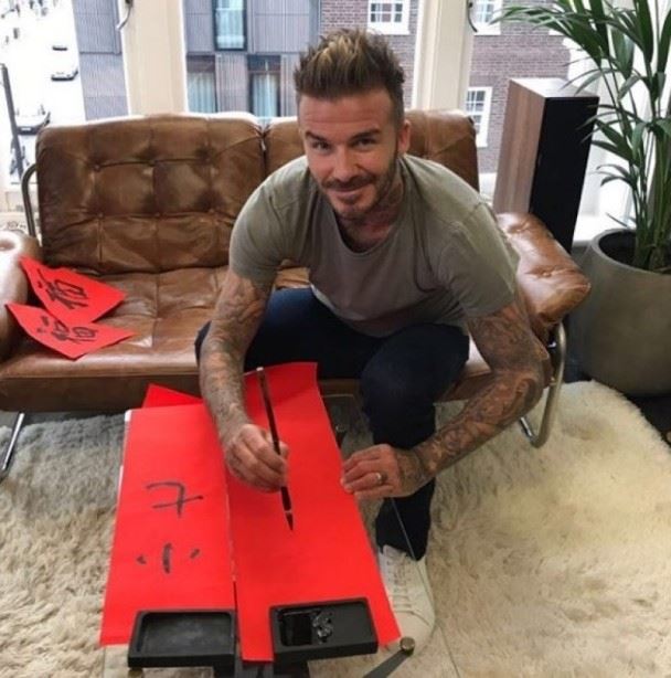 超级女儿控！david beckham贺新年秀书法写小七名字