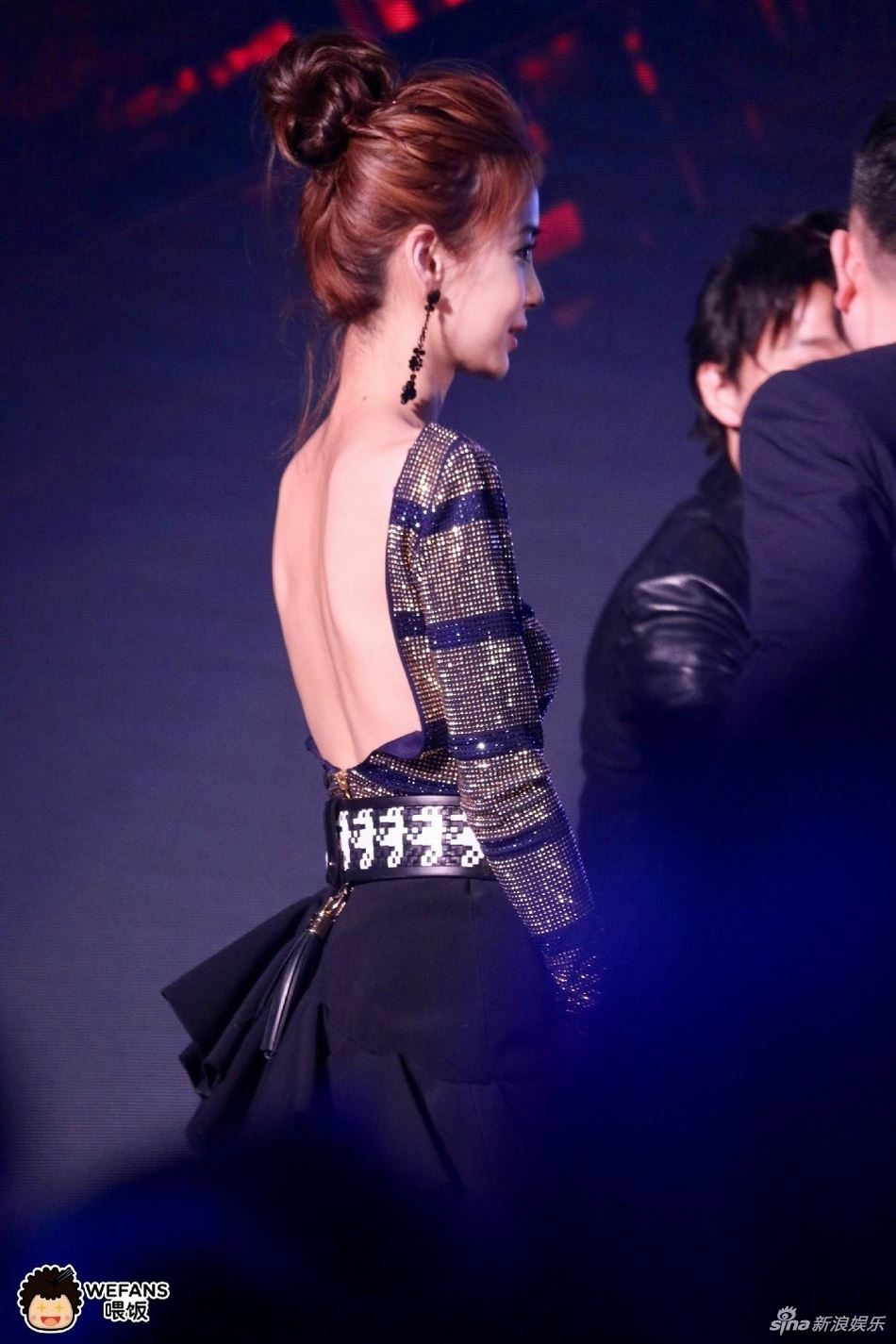 ［美图］个转身裸背惊艳众人！angelababy穿超短裙大秀细直美腿 一