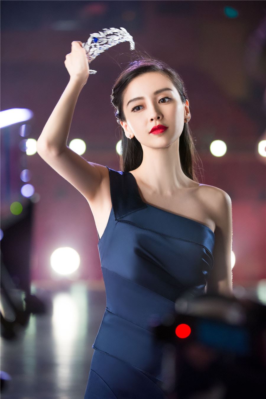 最新写真曝光！angelababy头戴皇冠露香肩 女神范儿十足