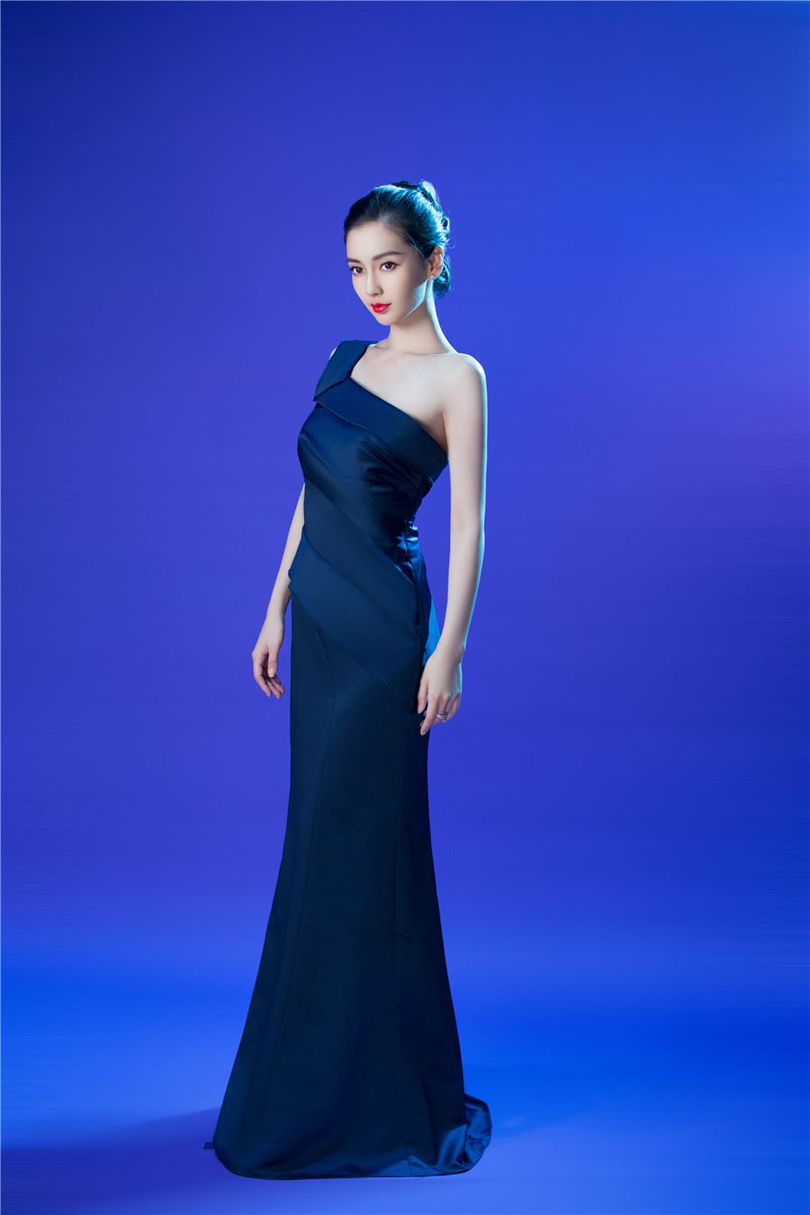 最新写真曝光！angelababy头戴皇冠露香肩 女神范儿十足