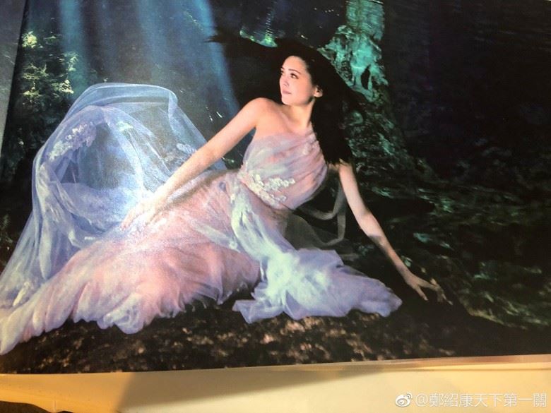 绝密婚照！钟欣潼和老公水中深情对望！好有爱啊