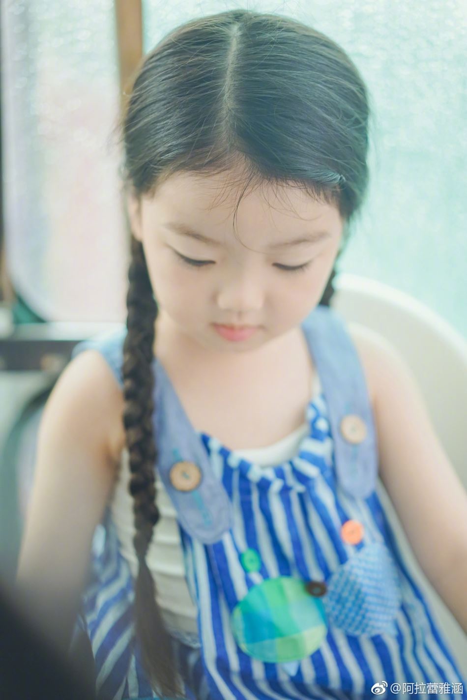阿拉蕾新写真曝光！头扎辫子好萌就像小天使