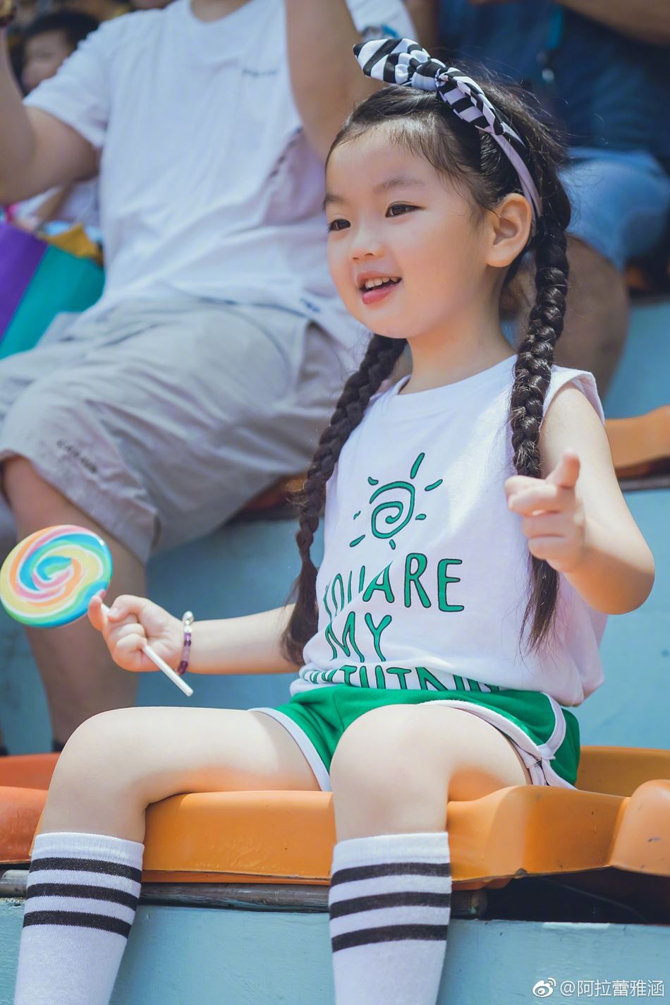 阿拉蕾新写真曝光！头扎辫子好萌就像小天使