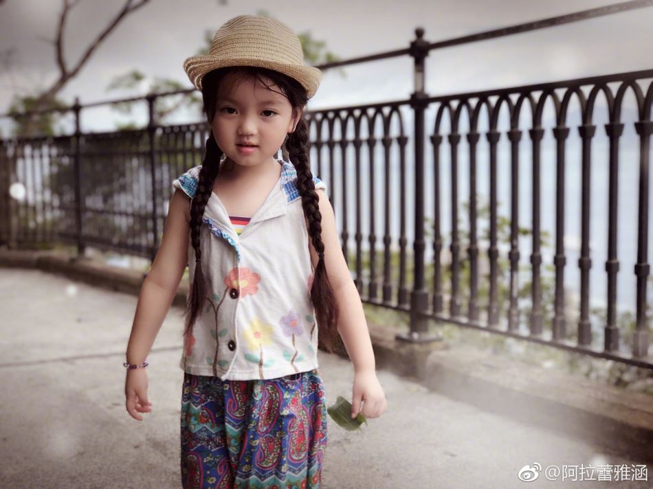 阿拉蕾新写真曝光！头扎辫子好萌就像小天使