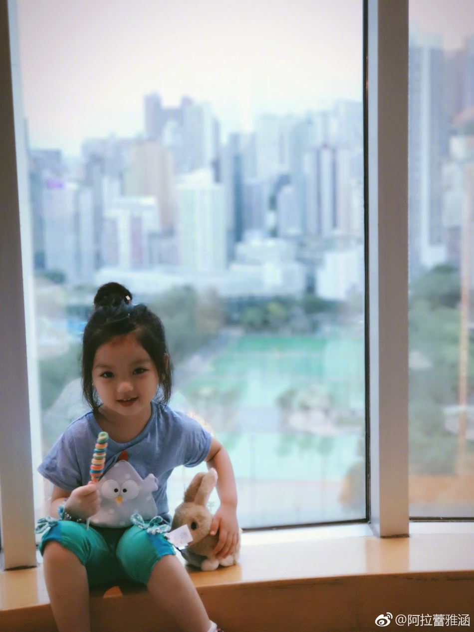 阿拉蕾新写真曝光！头扎辫子好萌就像小天使