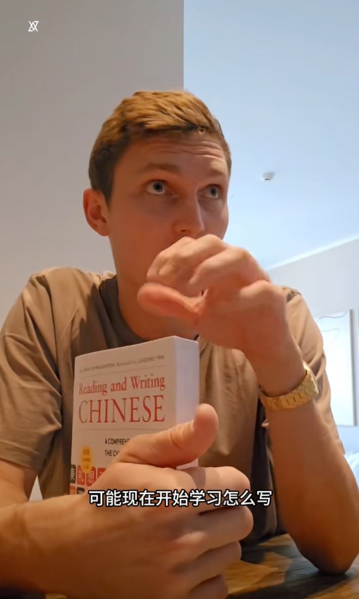 安赛龙分享解压方式❗竟是练写汉字✏️