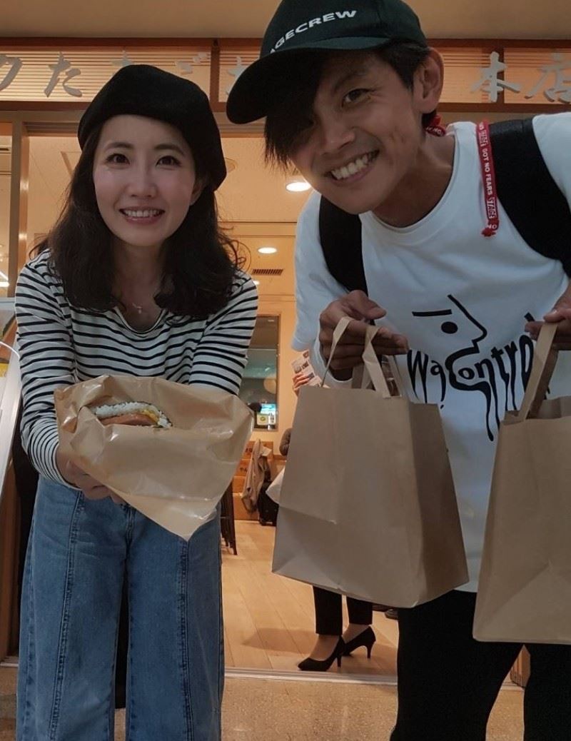 阿翔被爆外遇！和谢忻在路边亲吻被抓到