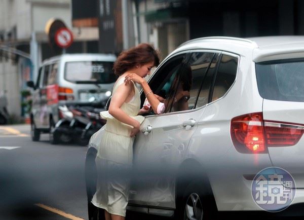 阿翔被爆外遇！和谢忻在路边亲吻被抓到