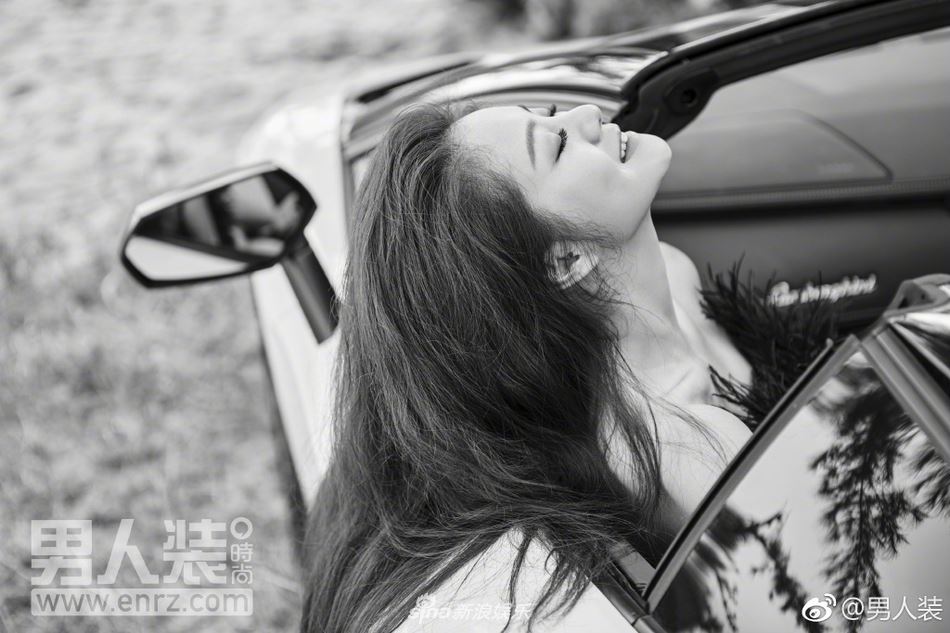 【美图】安以轩登杂志封面！大秀美腿+美胸