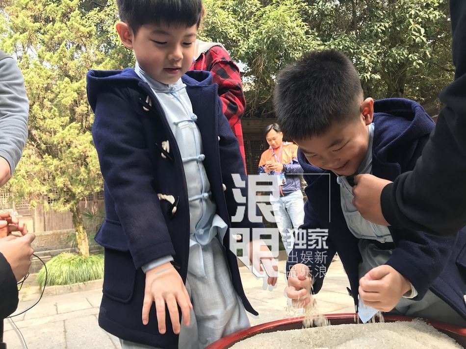 与安吉小鱼儿回归《爸爸5》录制现场曝光！阿拉蕾一见董力就要抱抱