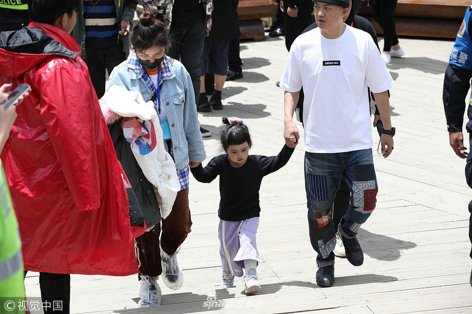 《爸爸去哪儿6》最新录制照曝光！jasper被公主抱超开心
