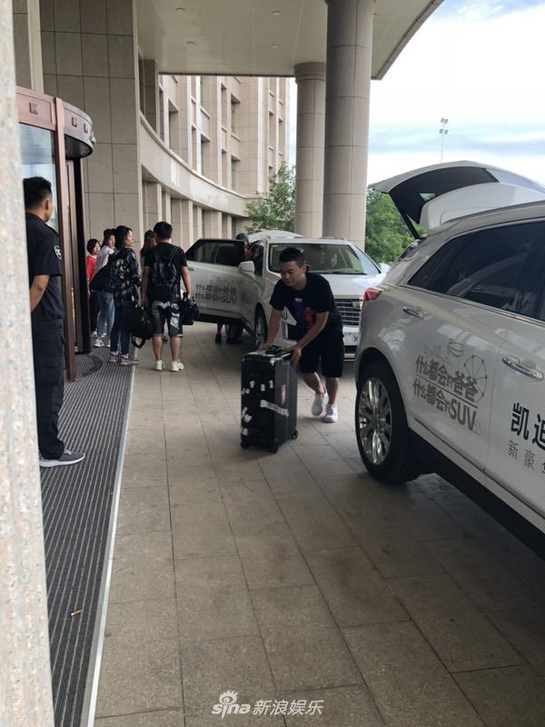 录影照片曝光！小小春确定再战《爸爸去哪儿6》！范丞丞做奶爸