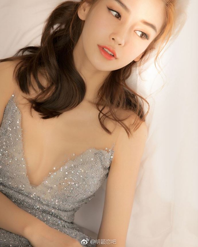 angelababy上载低胸照小露酥胸！就像真人版芭比～