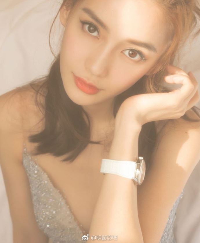 angelababy上载低胸照小露酥胸！就像真人版芭比～