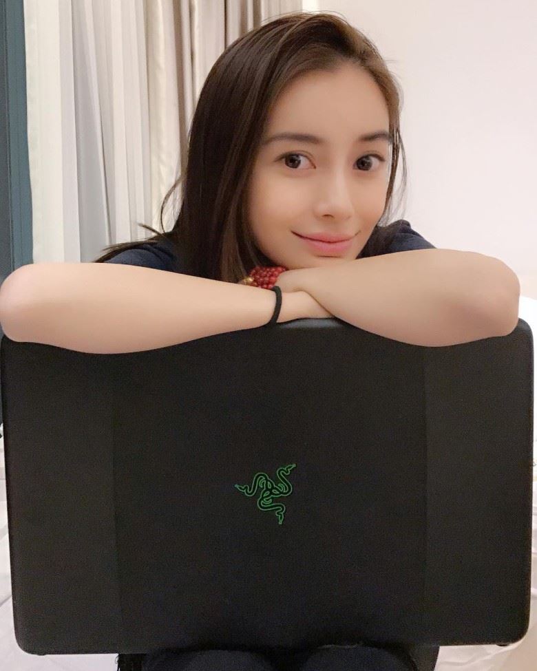 angelababy头发剪短了！po素颜照很清新 舒淇也like