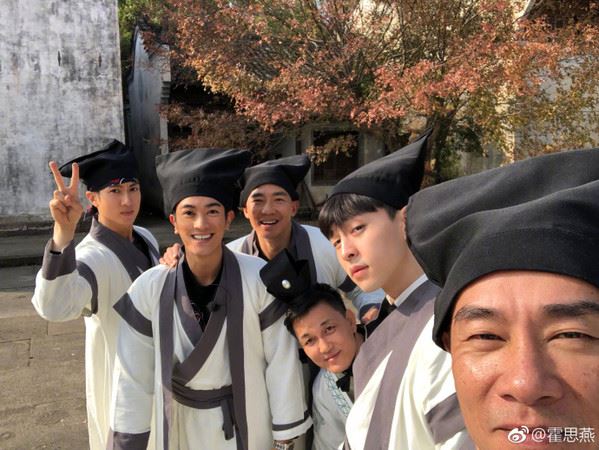 《爸爸去哪儿5》杀青宴现场曝光!6萌娃台上嬉戏超有爱