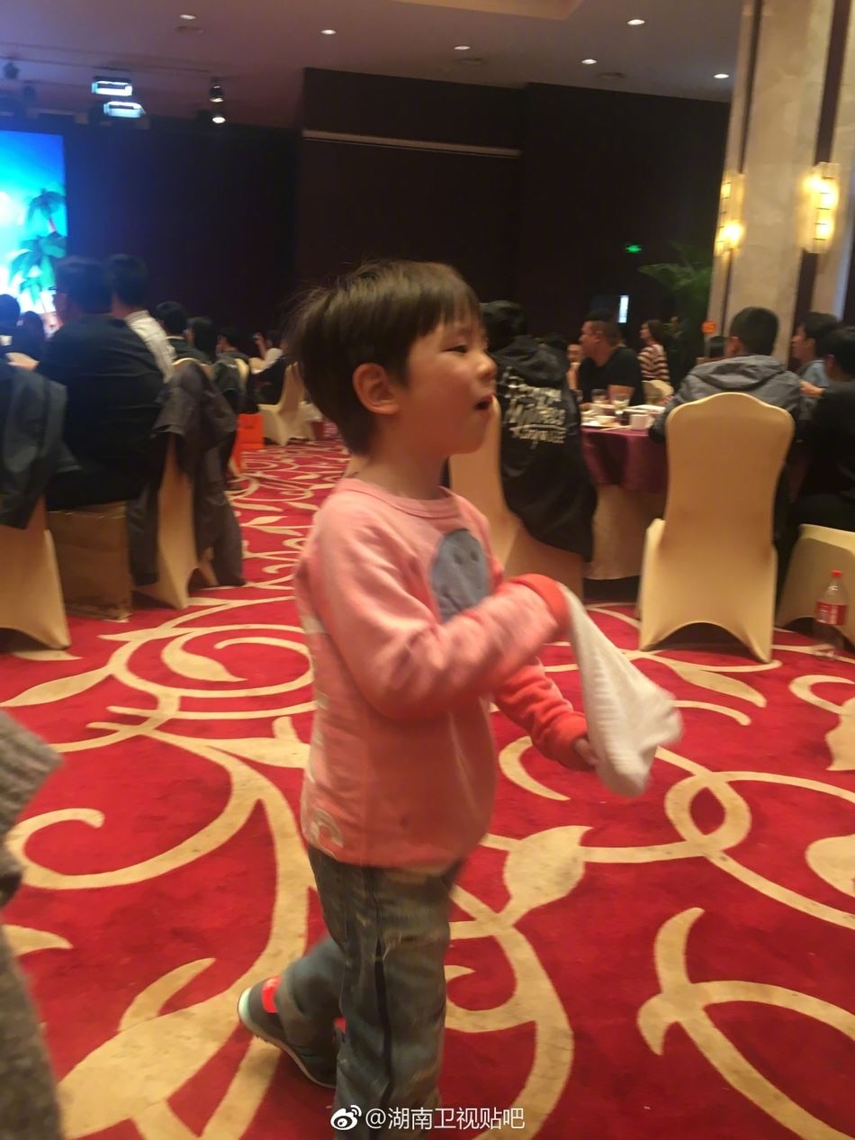 《爸爸去哪儿5》杀青宴现场曝光!6萌娃台上嬉戏超有爱
