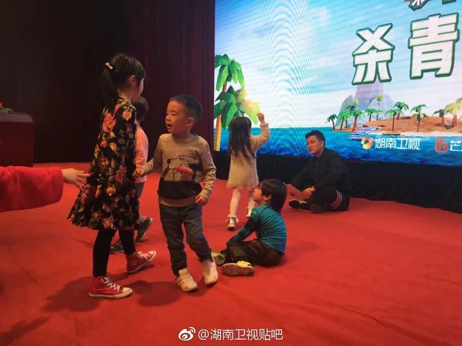 《爸爸去哪儿5》杀青宴现场曝光!6萌娃台上嬉戏超有爱