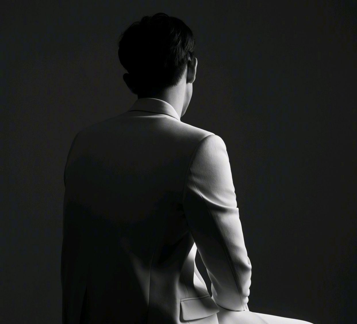 太帅了！李现拍摄黑白质感大片，展现宽厚肩膀精致背影杀！