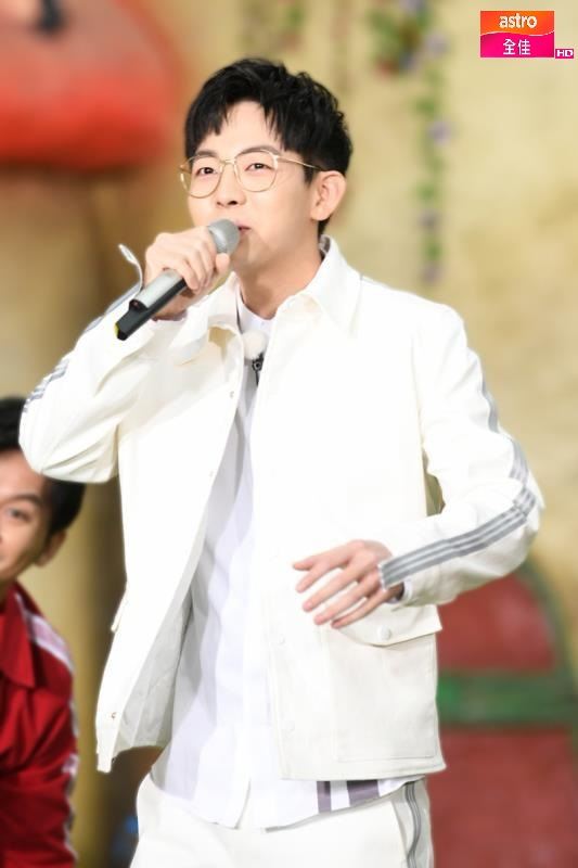 集体「车祸现场」爆笑不断!胡夏加盟声音对决唱金曲
