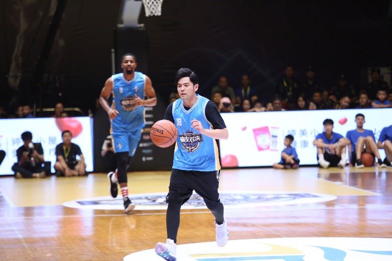 原来 ta 篮球这么厉害！竟击败林书豪周杰伦夺mvp